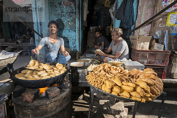 Frittierte Snacks an einem Imbissstand  Jaipur  Rajasthan  Indien