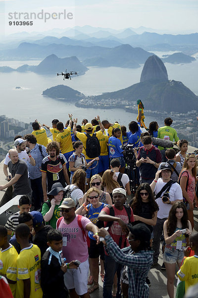 Menschen jubeln in Richtung einer Drohne mit Kameras  Octopoter  auf der Aussichtsplattform vor der Christus-Statue  Cristo Redentor  auf dem Berg Corcovado  Rio de Janeiro  Bundesstaat Rio de Janeiro  Brasilien