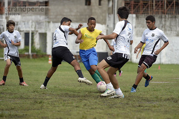 Fußballweltmeisterschaft Teamwork Freundschaft Vorbereitung Straße jung Fußballspiel Brasilien Fortaleza spielen