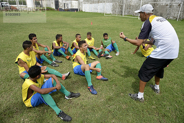 Fußballweltmeisterschaft Technologie geben Führung Anleitung führen führt führend Vorbereitung Straße Spiel jung Brasilien Fortaleza