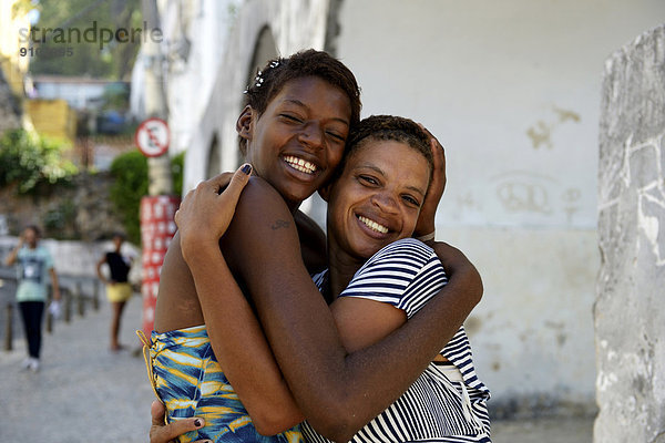 Ehemaliges Straßenkind  Mädchen  15 Jahre  umarmt seine Mutter  Stadtteil Lapa  Rio de Janeiro  Bundesstaat Rio de Janeiro  Brasilien