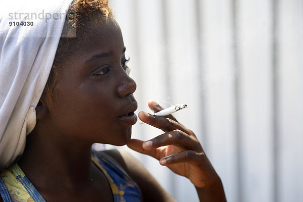 Mädchen  Straßenkind  raucht eine Zigarette  Rio de Janeiro  Bundesstaat Rio de Janeiro  Brasilien