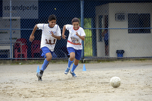 Zwei Jugendliche  Zwillinge  16 Jahre  spielen Fußball  Sozialprojekt Craque do Amanha  São Gonçalo  Niteroi  Bundesstaat Rio de Janeiro  Brasilien