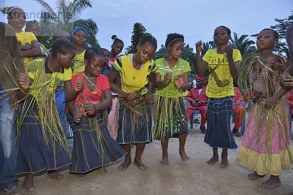 Tanzende Dorfbewohner bei einem Dorffest  Nkala  Provinz Bandundu  Demokratische Republik Kongo
