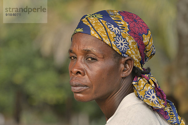 Frau mit Kopftuch  Porträt  Nkala  Provinz Bandundu  Demokratische Republik Kongo