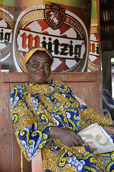 Frau in traditioneller Kleidung  bei Yokadouma  Ost-Provinz  Kamerun