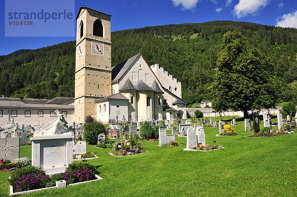 Friedhof beim Benediktinerinnenkloster St. Johann  UNESCO-Weltkulturerbe  Müstair  Engadin  Kanton Graubünden  Schweiz