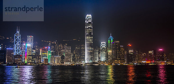 Skyline mit Bank of China Wolkenkratzer und Wolkenkratzer Two International Finance Centre  2IFC  bei Nacht  Hong Kong Island  Hongkong  China