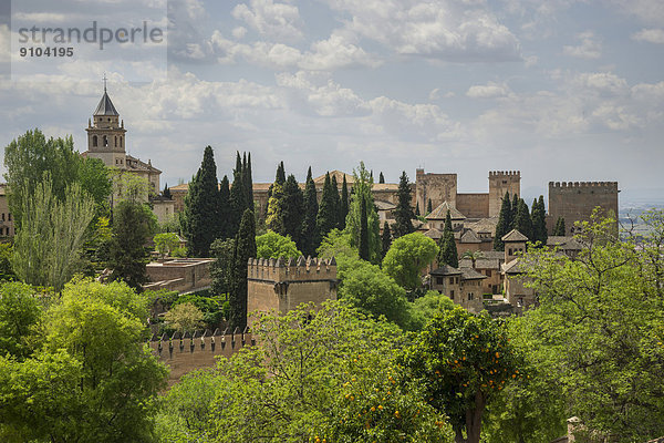 Ausblick von der Gartenanlage zur Befestigung der Alhambra  Granada  Andalusien  Spanien