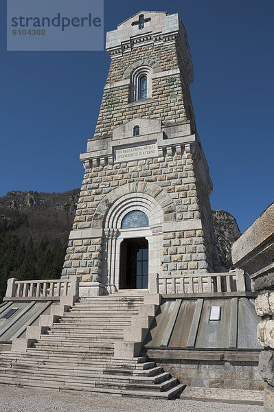 Turm-Denkmal und Soldatenfriedhof Ossario del Pasubio  umkämpftes Gebiet im Ersten Weltkrieg  erbaut 1926 unter Mussolini  Recoaro Terme  Venetien  Italien