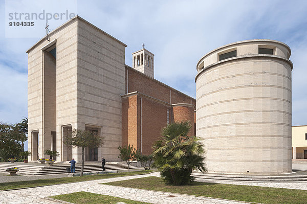 Kirche mit Turm  1935  Monumentalarchitektur  Sabaudia  Region Latium  Italien