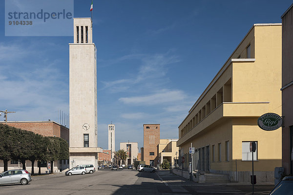 Rathausturm  hinten der Turm der Parteizentrale und die Kirche  Monumentalarchitektur  italienischer Rationalismus  Sabaudia  Latium  Italien