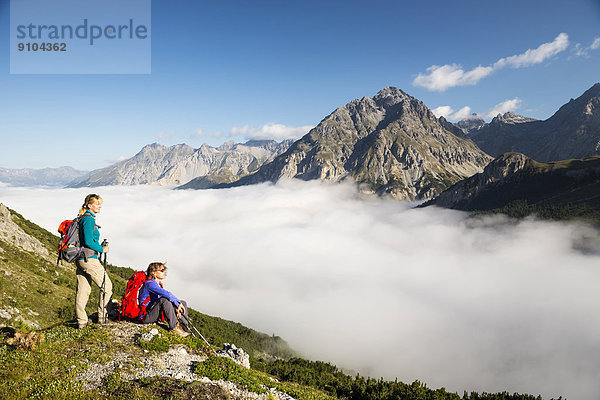 Zwei Frauen beim Wandern  tiefhängende Wolken am Ofenpass  Schweizerischer Nationalpark  Graubünden  Schweiz