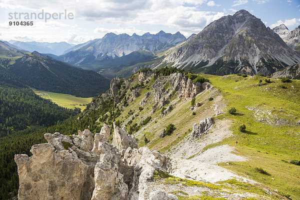 Wanderer am Il Jalet  Aussichtspunkt über dem Ofenpass  Schweizerischer Nationalpark  Graubünden  Schweiz