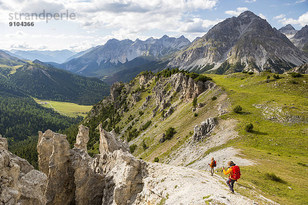 Wanderer am Il Jalet  Aussichtspunkt über dem Ofenpass  Schweizerischer Nationalpark  Graubünden  Schweiz