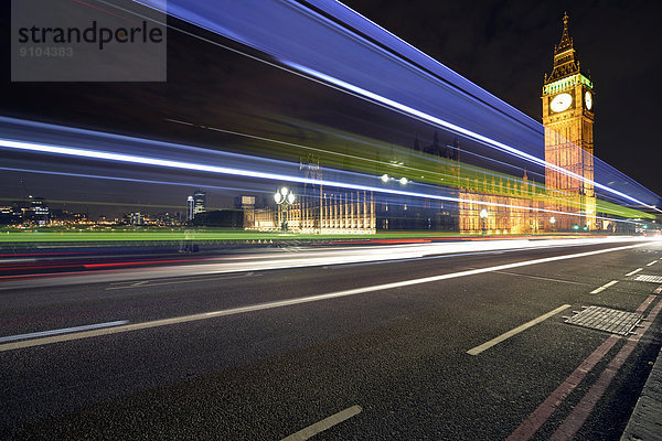 Lichtspuren vor Elizabeth Tower oder Big Ben und der Palast von Westminster oder Houses of Parliament  London  England  Großbritannien