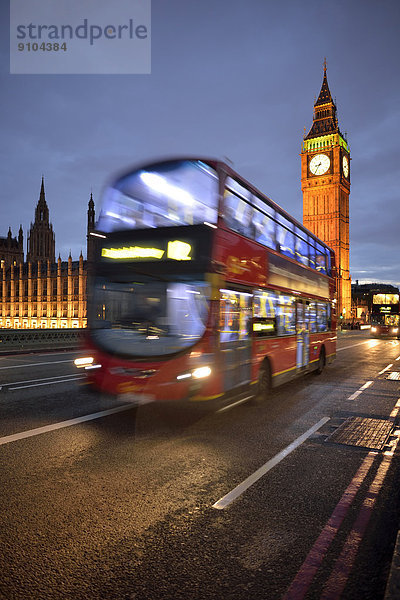 Roter Doppeldeckerbus vor Elizabeth Tower oder Big Ben und der Palast von Westminster oder Houses of Parliament in der Dämmerung  UNESCO Weltkulturerbe  London  England  Großbritannien