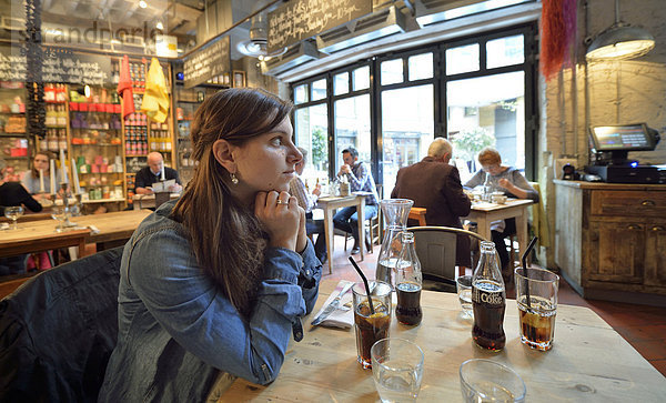 Junge Frau in einem Restaurant  nachdenklich  London  England  Großbritannien