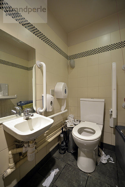 Unordentliche Toilette in einem Pub  England  Großbritannien