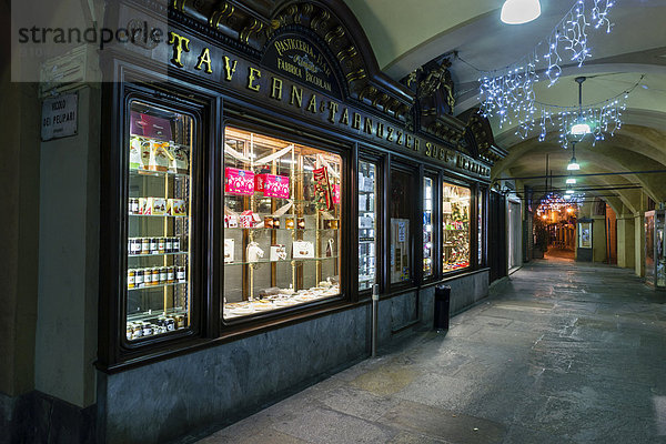 Schaufenster einer Pasticceria  Konditorei und Bar unter Arkaden an der Piazza Cavour  bei Nacht  Vercelli  Piemont  Italien
