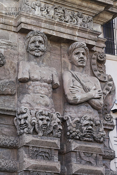 Zwei Mauren  monumentale Figuren an der Porta Nuova  Palazzo dei Normanni  Sitz des sizilianischen Parlaments  Palermo  Sizilien  Italien