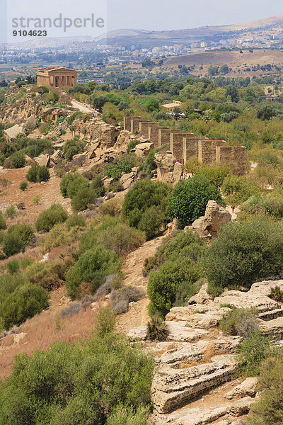 '''Fabrizio Plessi Monumenta'' und der Concordiatempel  Akragas  Valle dei Templi  Tal der Tempel  Vaddi di li Tempri  Archäologische Stätten von Agrigent  Sizilien  Italien'