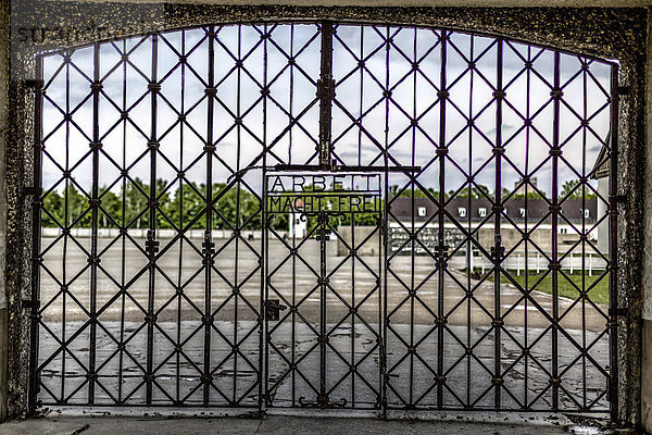 'Eingangstor mit Schriftzug ''Arbeit macht frei''  Konzentrationslager Dachau  Dachau  Bayern  Deutschland'