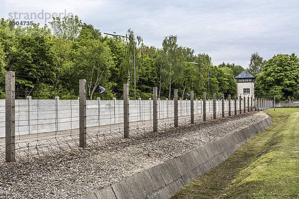 Stacheldrahtzaun  Graben und Wachturm  Konzentrationslager Dachau  Dachau  Bayern  Deutschland