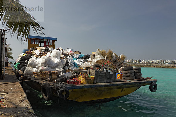 Müll auf einem Kahn  Hulhulé  Nord-Malé-Atoll  Indischer Ozean  Malediven