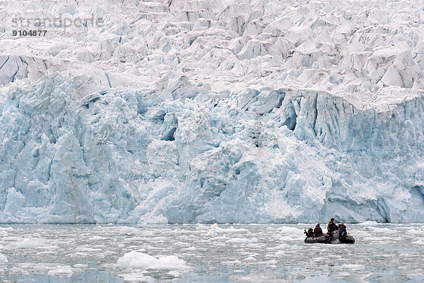 Touristen in einem Schlauchboot an der Abbruchkante des Monacobreen  Liefdefjorden  Insel Spitzbergen  Inselgruppe Spitzbergen  Svalbard und Jan Mayen  Norwegen
