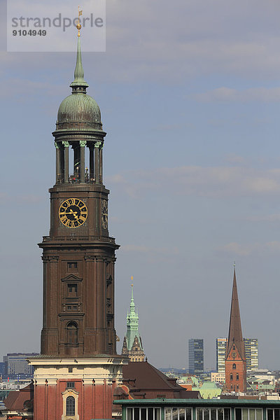 Türme der Hauptkirche Sankt Michaelis oder Michel  Rathaus und Sankt Petri  Hamburg  Deutschland