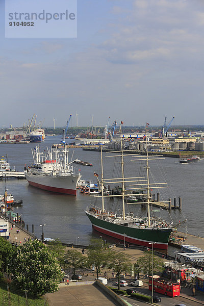 Die Museumsschiffe Rickmer Rickmers und Cap San Diego auf der Elbe  Hamburg  Deutschland
