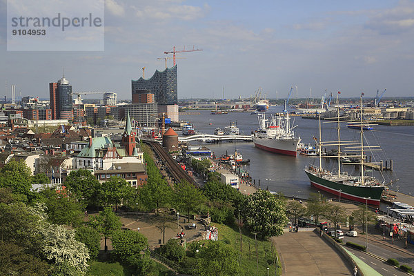 Die Museumsschiffe Rickmer Rickmers und Cap San Diego auf der Elbe  hinten die Elbphilharmonie  Hamburg  Deutschland