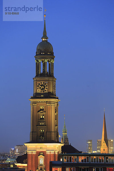 Kirchtürme der Hauptkirchen Sankt Michaelis und Sankt Petri und Rathausturm  Abenddämmerung  Hamburg  Deutschland