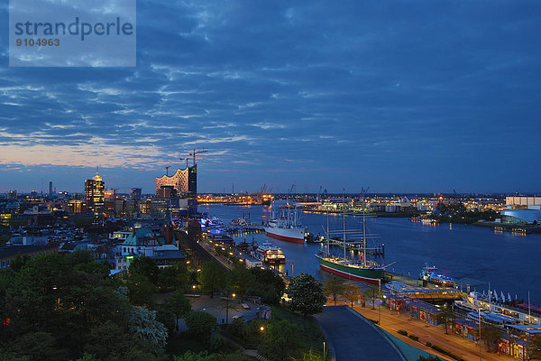 Die Museumsschiffe Rickmer Rickmers und Cap San Diego auf der Elbe bei Dämmerung  hinten die Elbphilharmonie  Hamburg  Deutschland