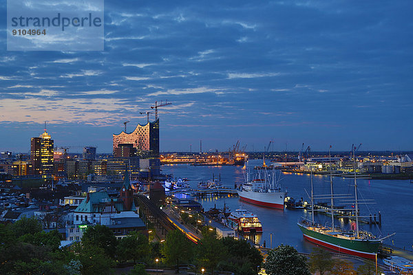 Die Museumsschiffe Rickmer Rickmers und Cap San Diego auf der Elbe bei Dämmerung  hinten die Elbphilharmonie  Hamburg  Deutschland