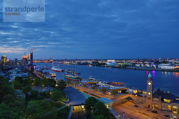 Elbe mit Landungsbrücken und Elbphilharmonie in der Morgendämmerung  Hamburg  Deutschland