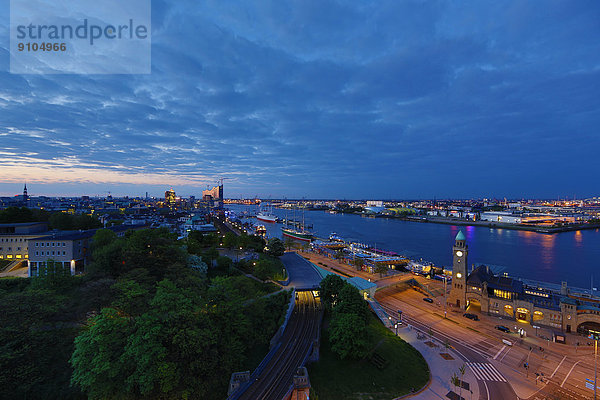 Elbe mit Landungsbrücken und Elbphilharmonie in der Morgendämmerung  Hamburg  Deutschland