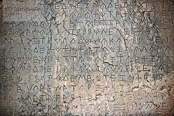Säule mit Inschrift  425-400 v. Chr.  die längste bekannte lykische Inschrift zum Gedenken an die Kriege von Prinz Kherei  Xanthos  Provinz Antalya  Türkei
