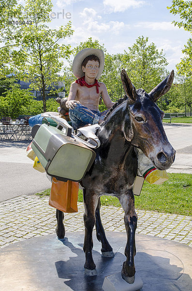 'Skulptur ''Go'' von Pia Stadtbäumer im Petuelpark  München  Bayern  Deutschland'