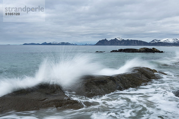 Wellen brechen an Felsen  Vågan  Lofoten  Norwegen