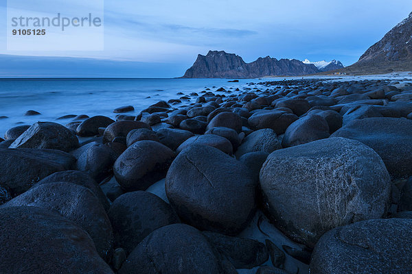 Runde Steine von Utakleiv  Vestvågøy  Lofoten  Norwegen