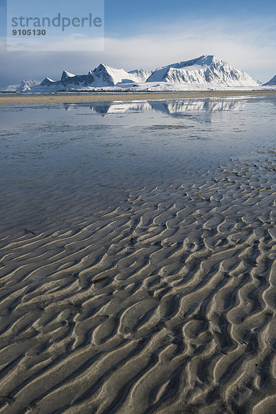 Strand bei Ebbe  bei Fredvang  Lofoten  Norwegen