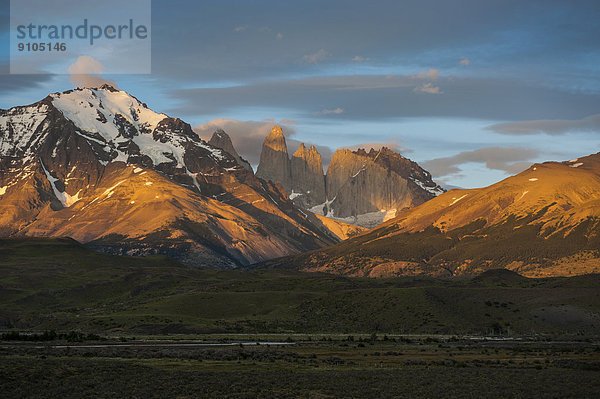 Gipfel der Torres del Paine im Morgenlicht  Nationalpark Torres del Paine  Patagonien  Chile