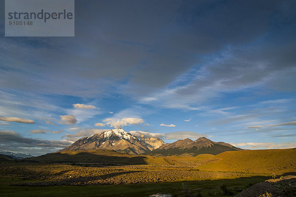 Landschaft mit Bergen im Morgenlicht  Nationalpark Torres del Paine  Patagonien  Chile