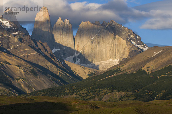 Gipfel der Torres del Paine im Morgenlicht  Nationalpark Torres del Paine  Patagonien  Chile