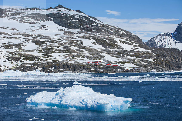Eisberge und Forschungsstation hinten  Cierva Cove  Chavdar Peninsula  Antarktis