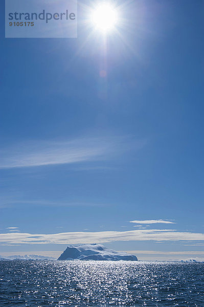 Sonne über einem Eisberg  Cierva Cove  Chavdar Peninsula  Antarktis