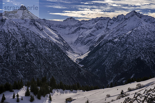 Verschneite Berggipfel  Bach  Lechtal  Außerfern  Reutte  Tirol  Österreich