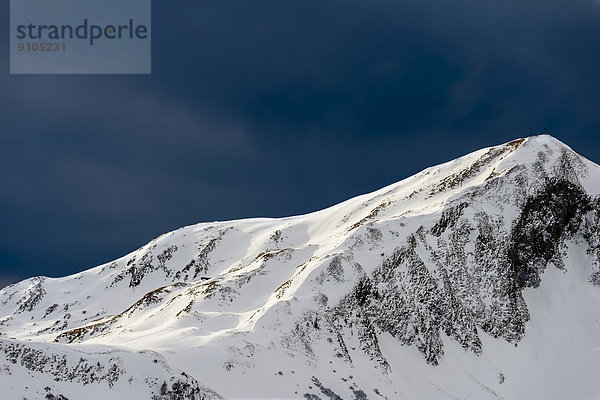 Verschneiter Berggipfel  Bach  Lechtal  Außerfern  Reutte  Tirol  Österreich